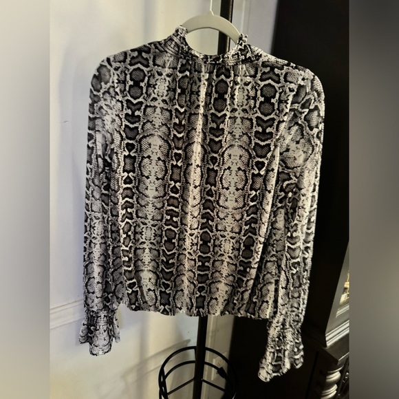 Express Blouse - Picture 2 of 5